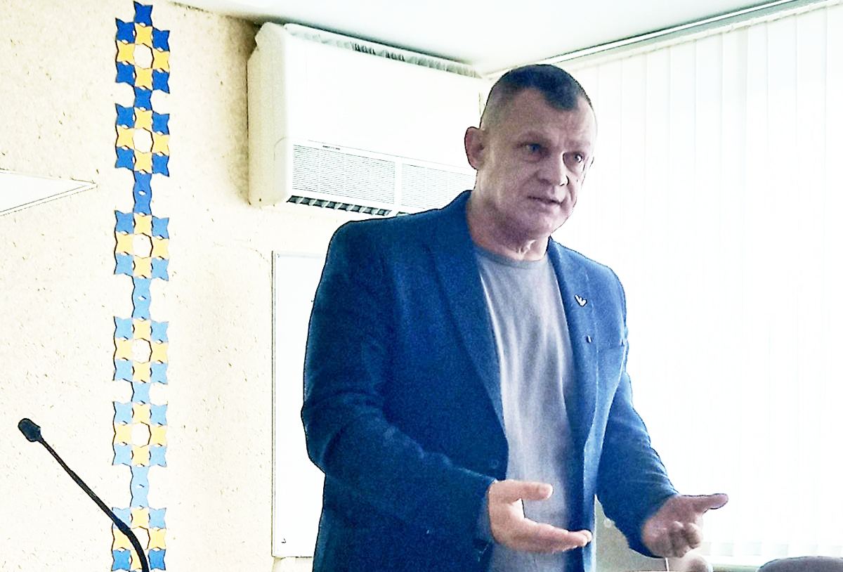 Доповідає доцент Володимир Наумчук